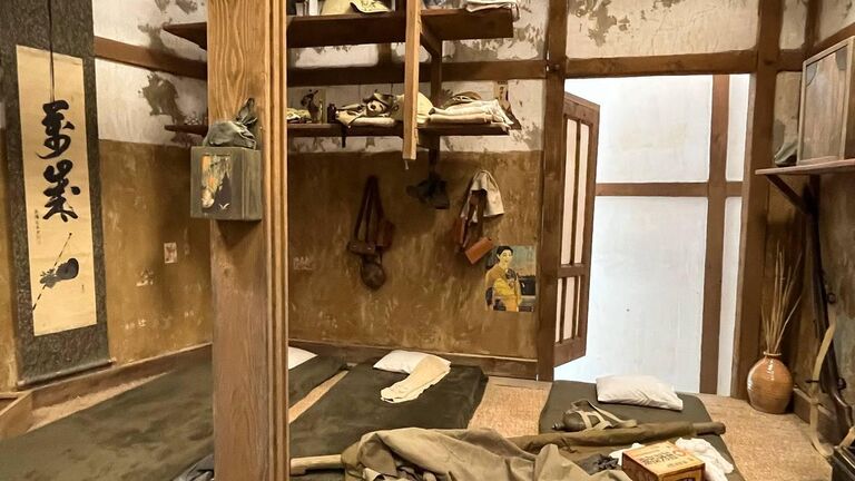 Экспозиция, посвященная штурму полицейского поста Хандаса, созданная в рамках нацпроекта Культура в музейно-мемориальном комплексе Победа в Южно-Сахалинске