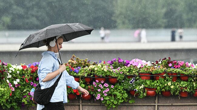 Девушка на Большом Москворецком мосту в Москве
