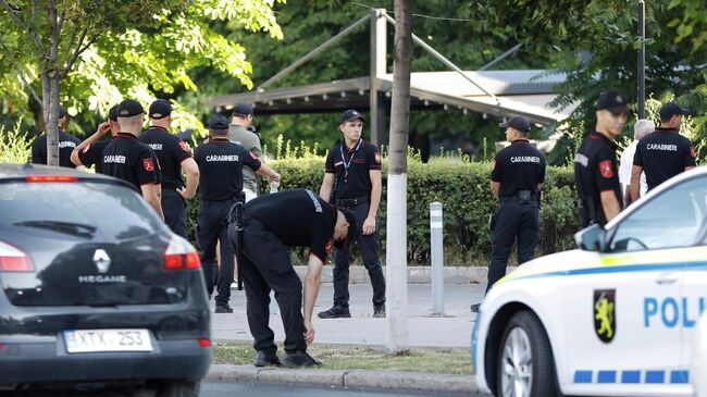 Сотрудники полиции у здания Кишиневского суда перед заседанием по делу депутата от оппозиционного блока Победа Марины Таубер