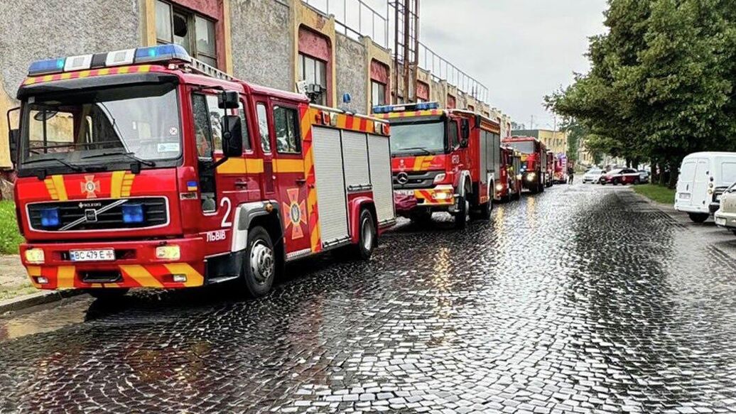 Людей эвакуируют из горящей во Львове гостинице