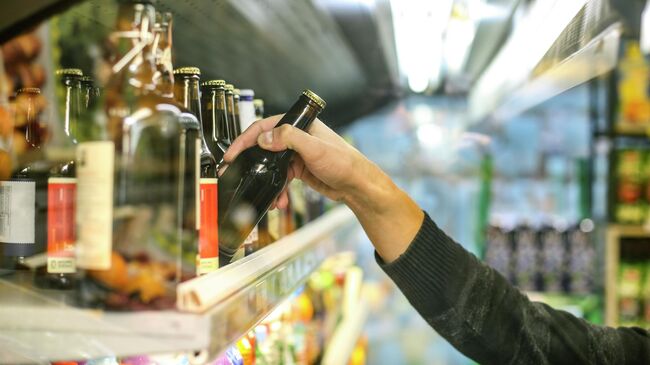 Покупка пива в алкомаркете