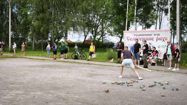 Осташков. На фестивале Селигерский рыбник участник играли в рюхи