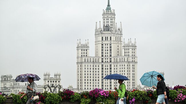 Прохожие во время сильного дождя в Москве