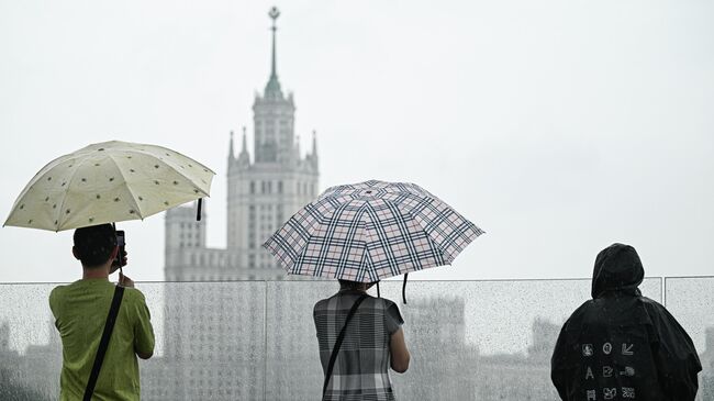 Прохожие во время сильного дождя в Москве