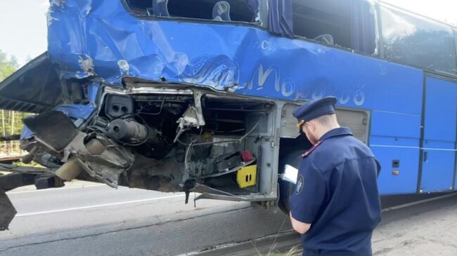 Работа ЗМСУТ СК России на месте столкновения автобуса и поезда в Ленинградской области