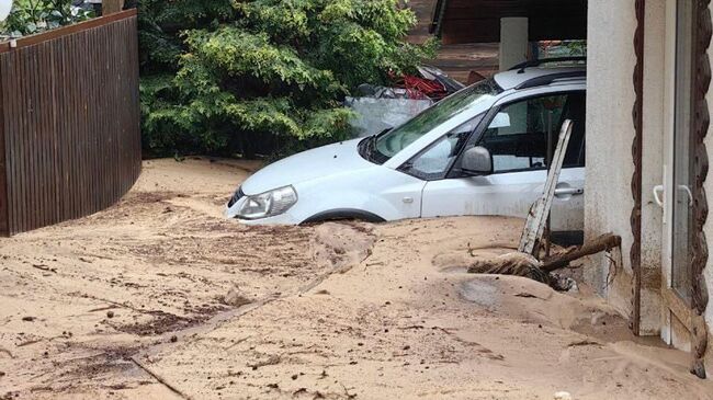 Последствия размыва склона сильными дождями в селе Ямное Воронежской области