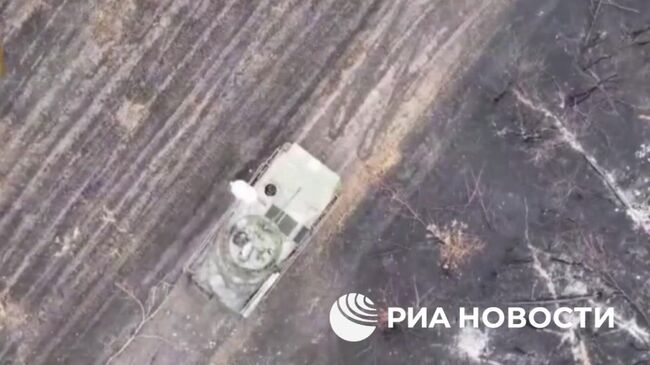 Попадание боеприпаса с дрона в люк машины