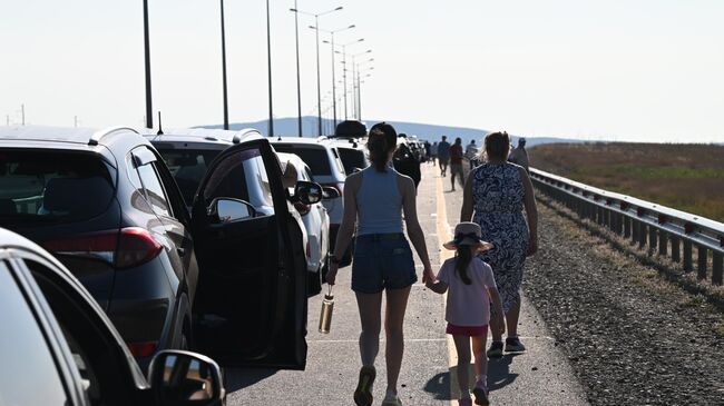 Автомобильная пробка перед Крымским мостом в Керчи