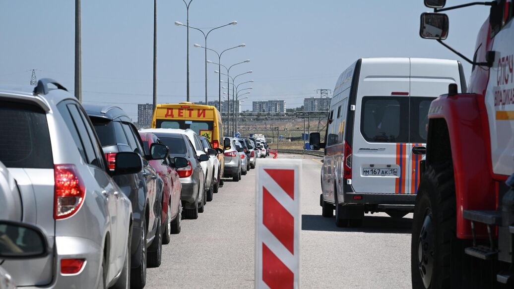 У Крымского моста скопилась очередь из 918 автомобилей