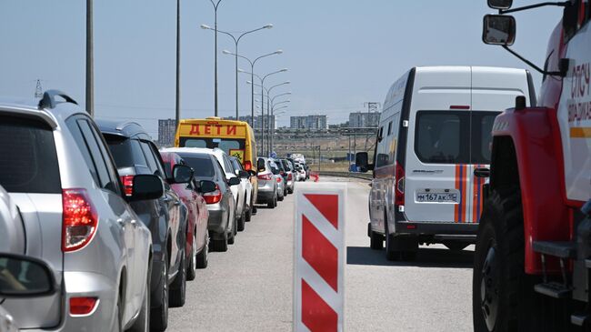 Автомобильная пробка перед Крымским мостом в Керчи