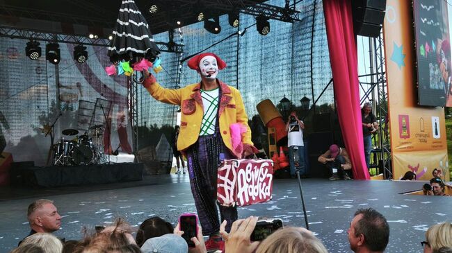 Клоун выступает на фестивале Карандаш-фест