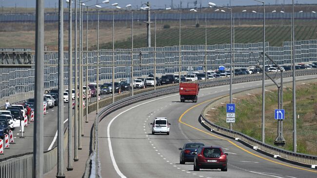 Автомобильная пробка перед Крымским мостом со стороны Тамани