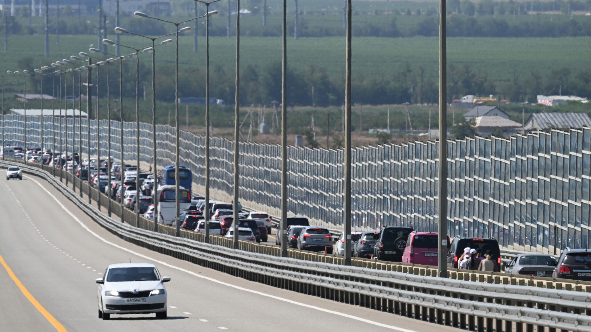 Автомобильная пробка перед Крымским мостом - РИА Новости, 1920, 11.08.2025