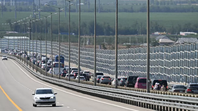 Автомобильная пробка перед Крымским мостом