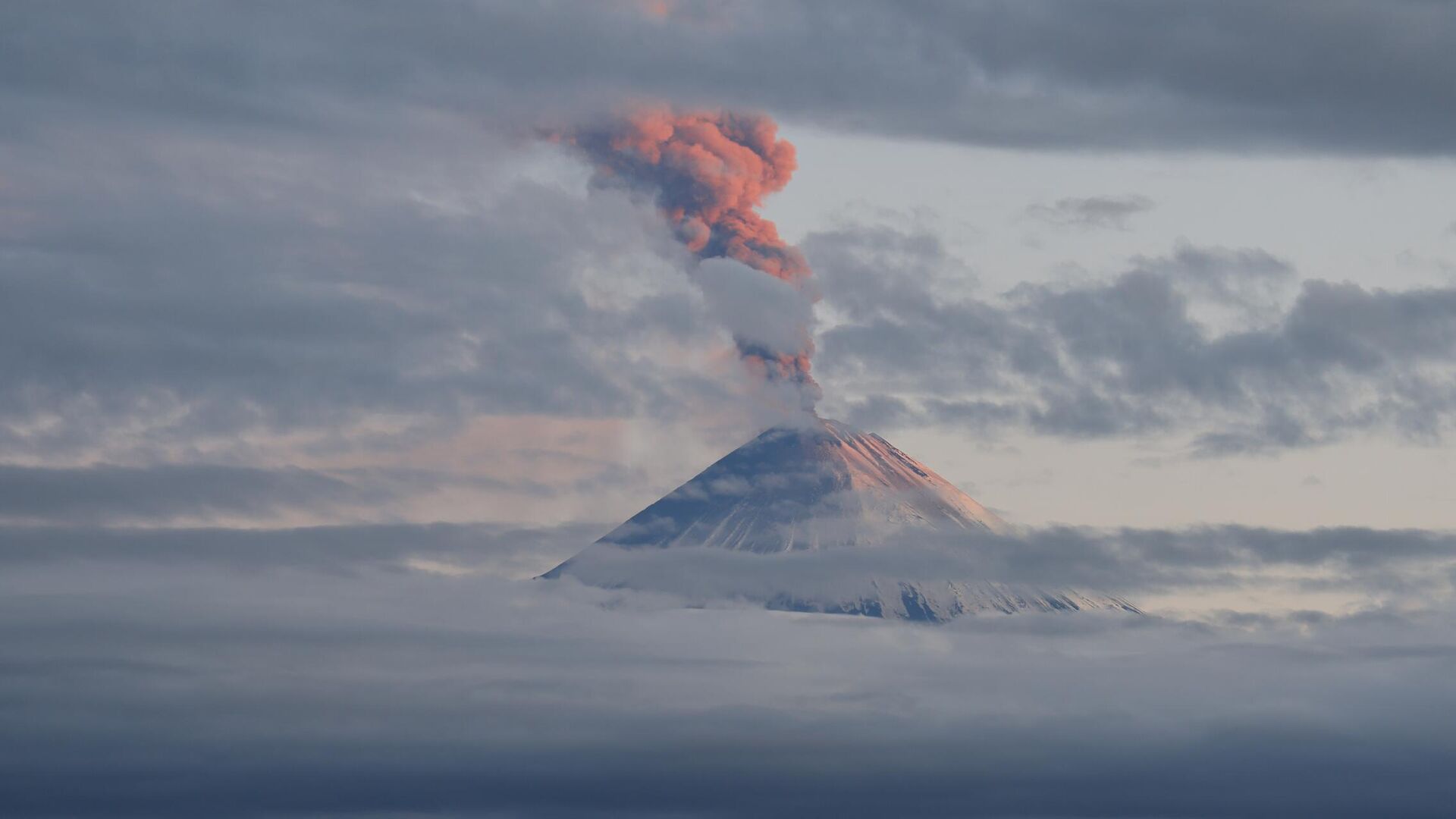Извержение вулкана Ключевской на Камчатке - РИА Новости, 1920, 13.08.2025