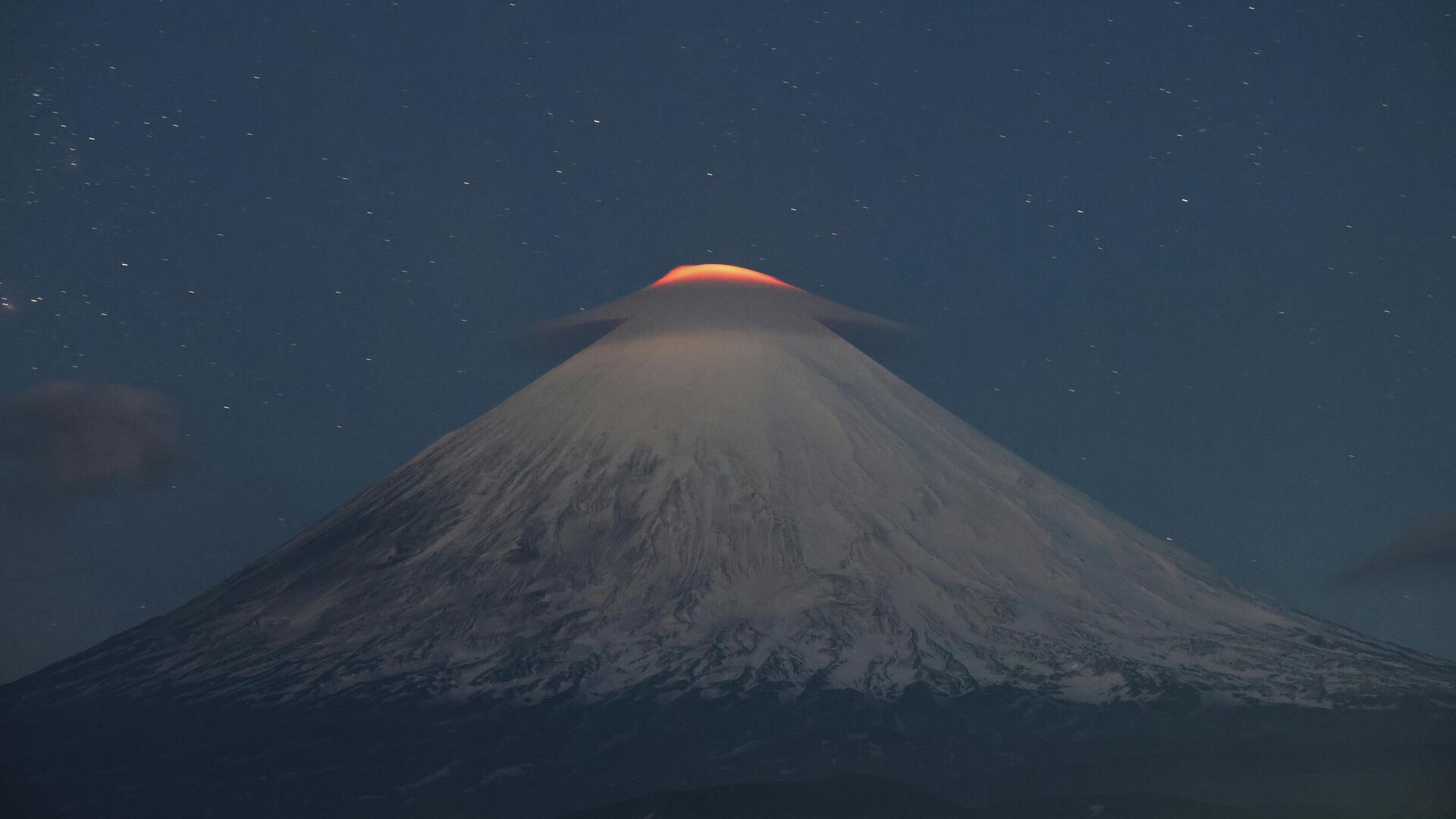 Извержение вулкана Ключевской на Камчатке - РИА Новости, 1920, 14.08.2025