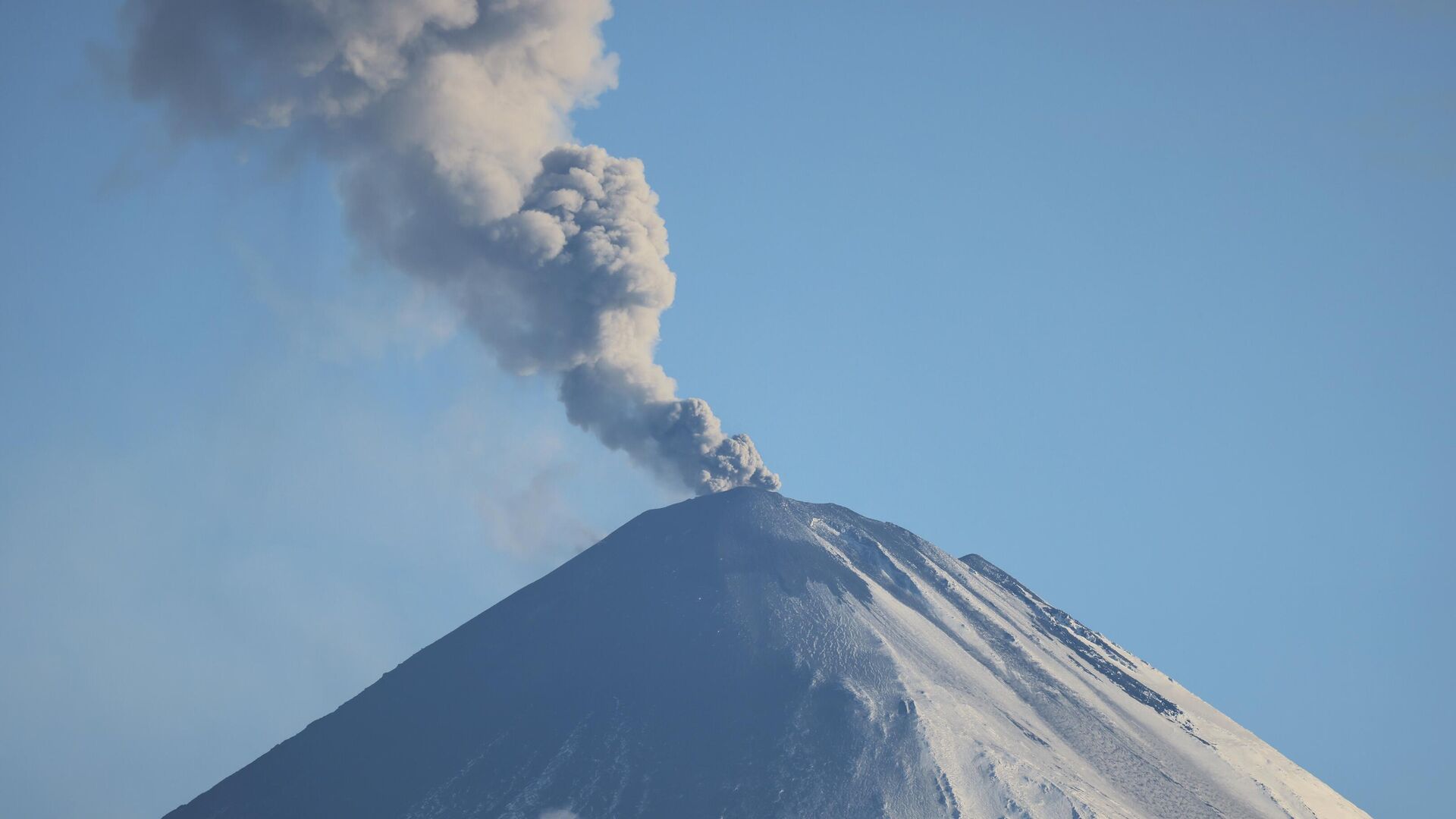 Извержение вулкана Ключевской на Камчатке - РИА Новости, 1920, 15.10.2025