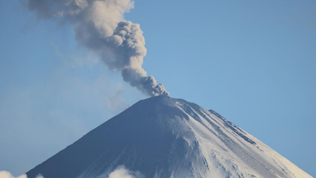 Вулкан Ключевской на Камчатке выбросил пепел на высоту 7,5 километра