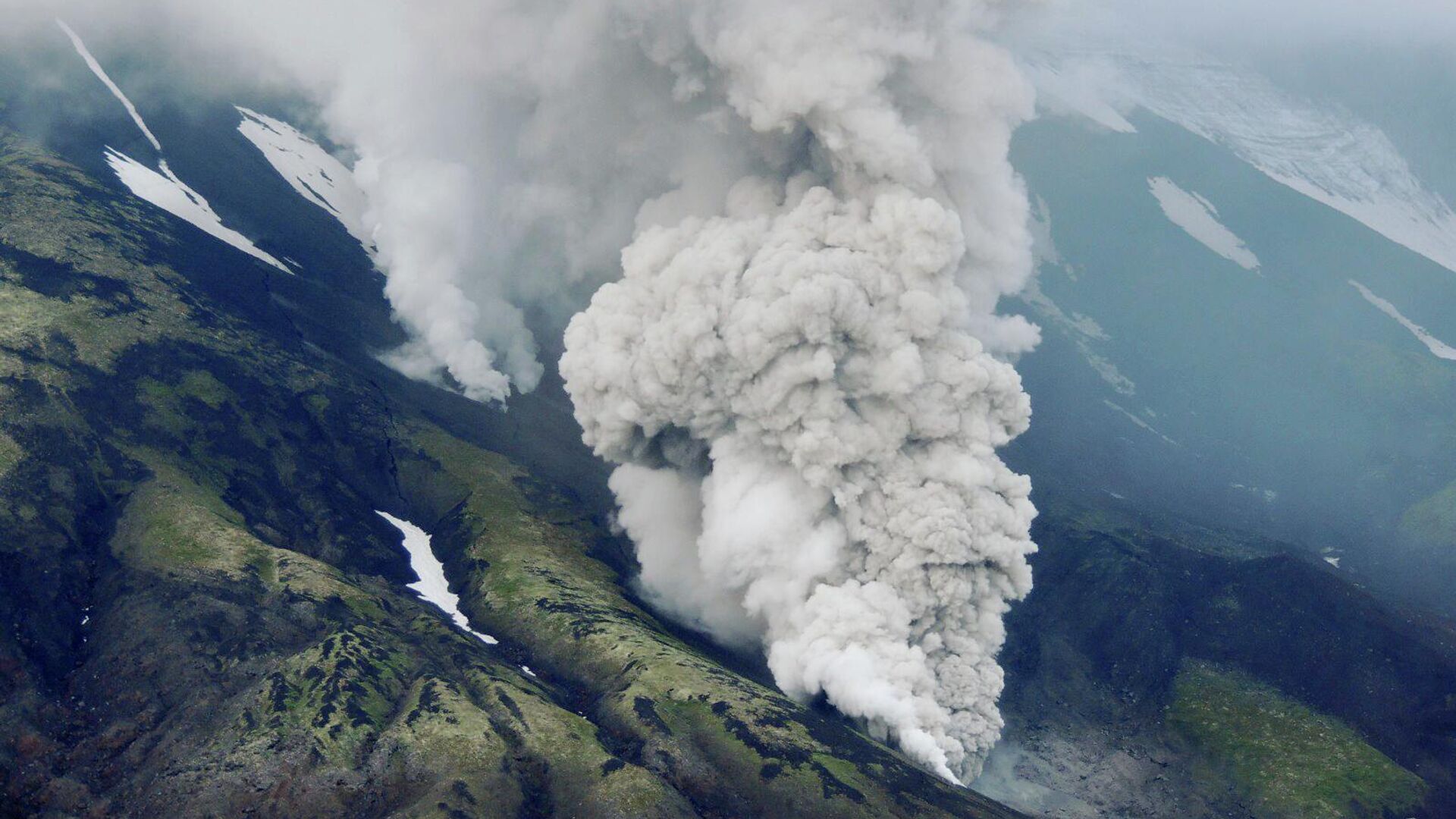 Извержение вулкана Крашенинникова на Камчатке. 4 августа 2025 - РИА Новости, 1920, 05.08.2025