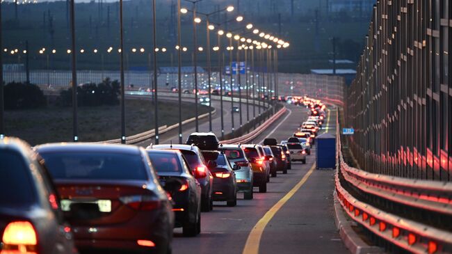 Автомобильная пробка перед Крымским мостом со стороны Тамани