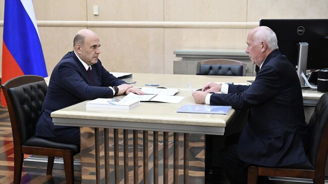 Председатель правительства РФ Михаил Мишустин и генеральный директор государственной корпорации Ростех Сергей Чемезов во время встречи. 5 августа 2025