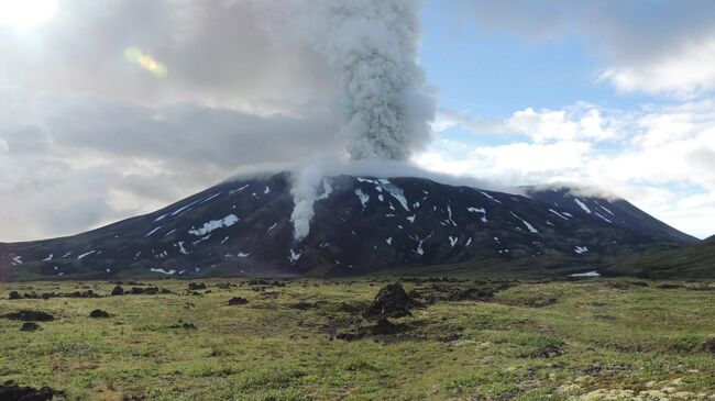 Извержение вулкана Крашенинникова на Камчатке