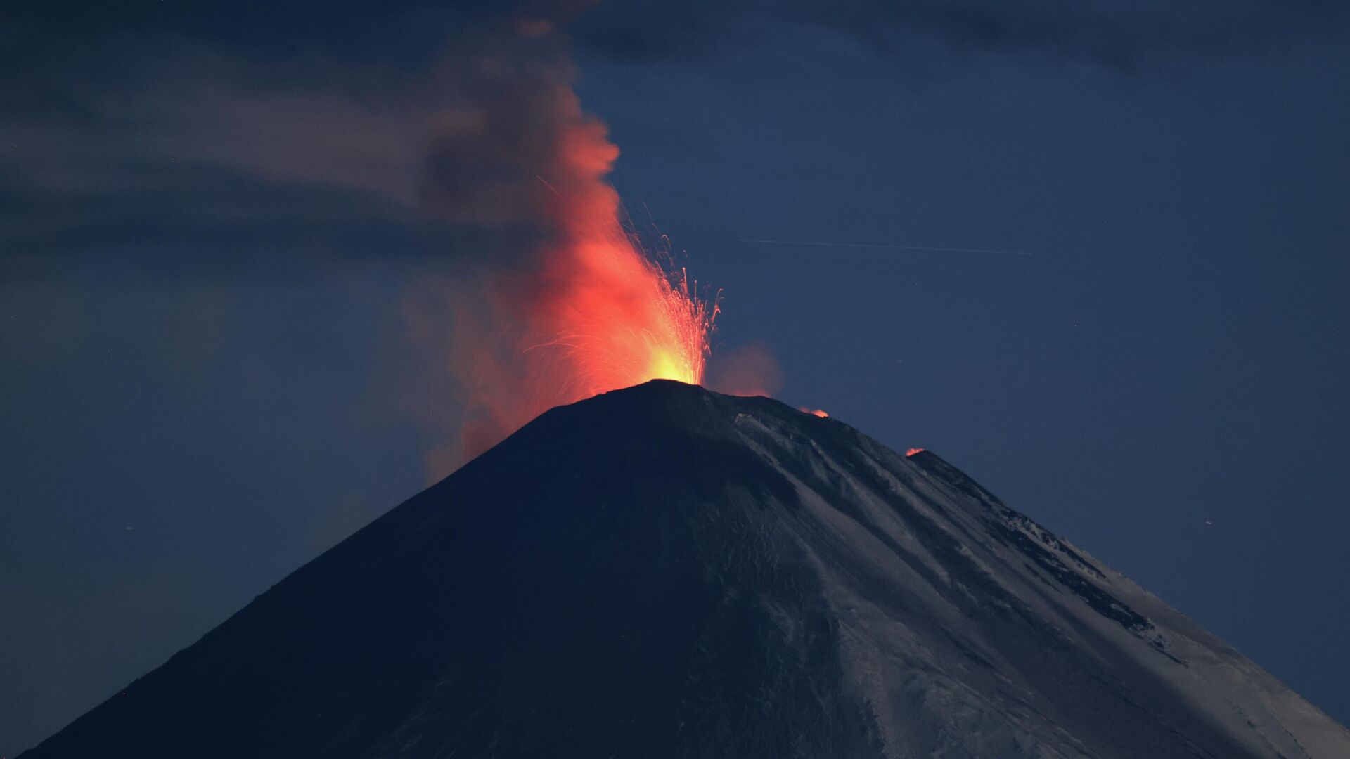 Извержение вулкана Ключевской на Камчатке. 4 августа 2025 - РИА Новости, 1920, 04.08.2025