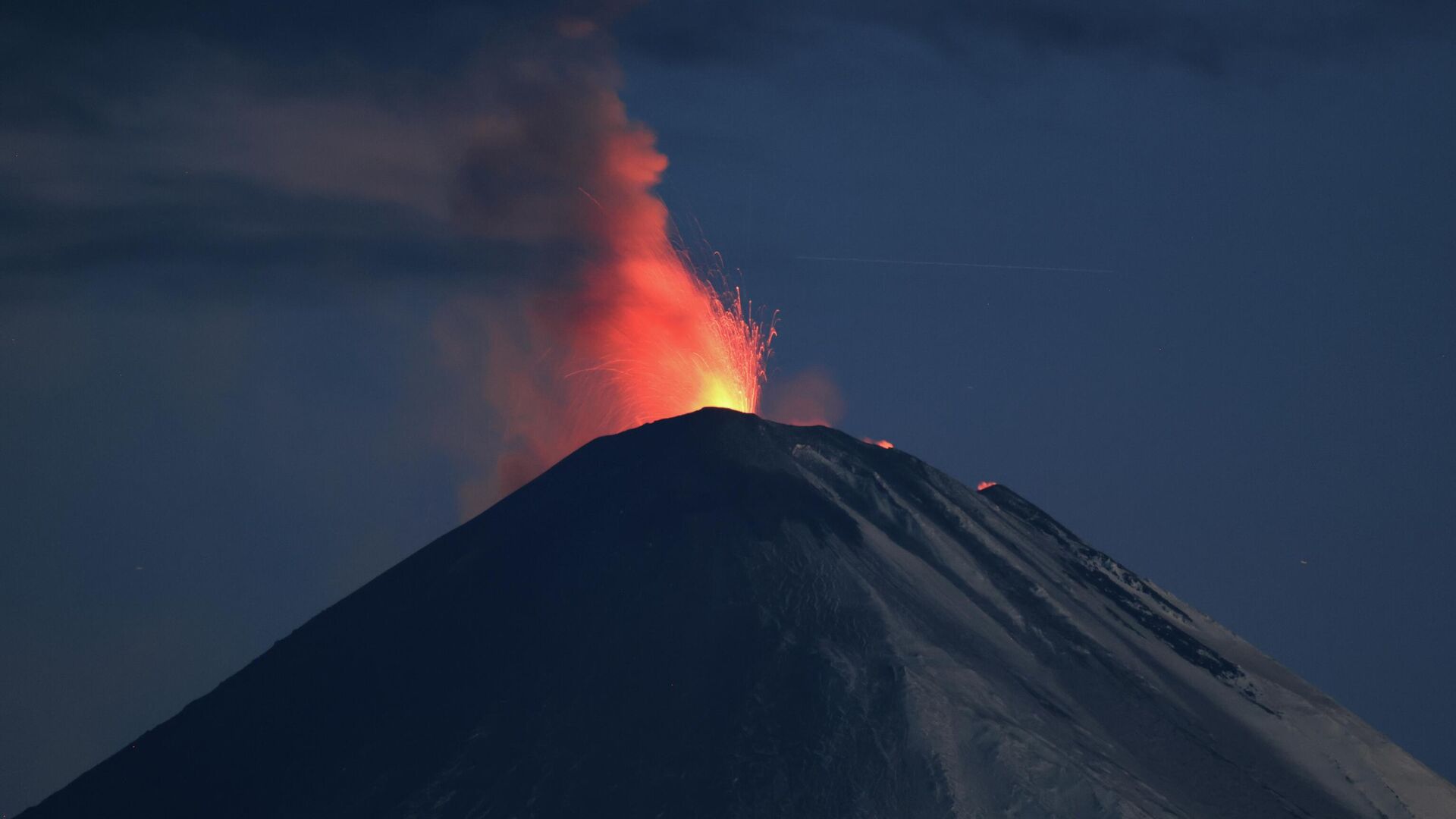 Извержение вулкана Ключевской - РИА Новости, 1920, 13.10.2025