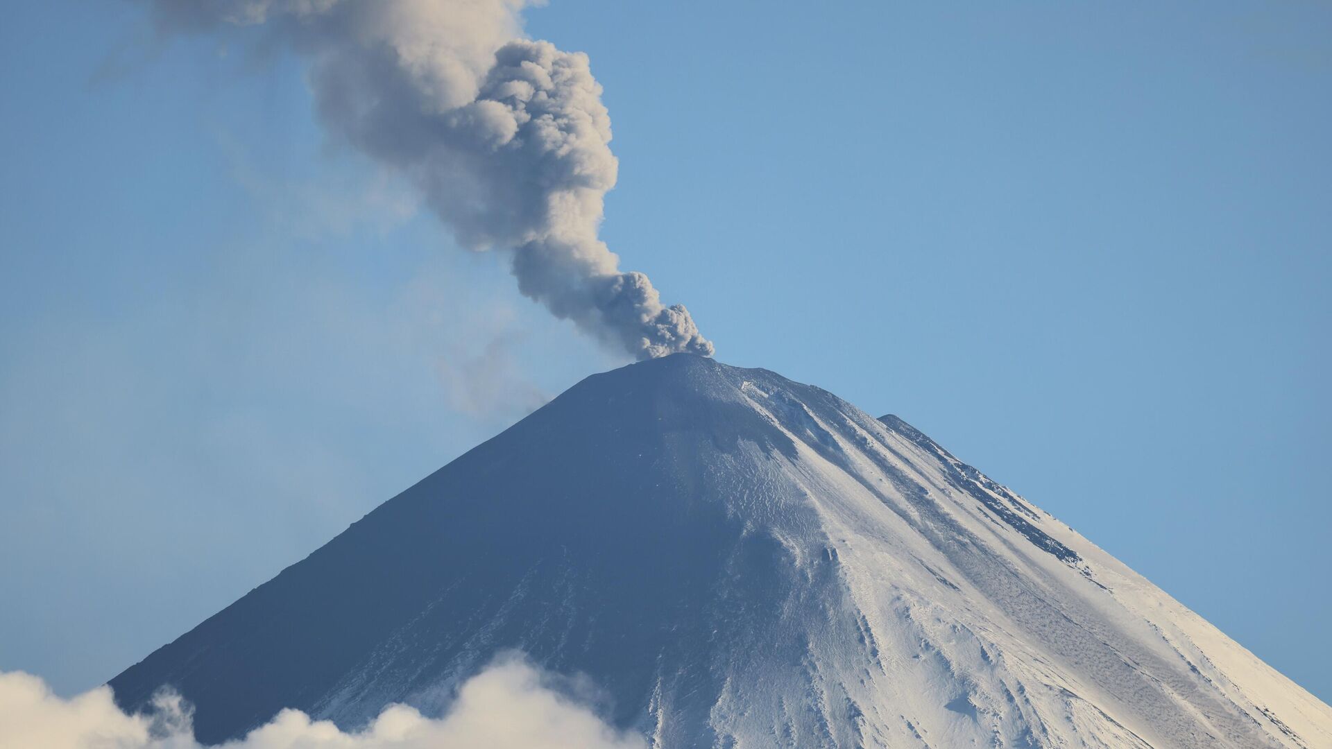 Извержение вулканов Крашенинникова и Ключевская Сопка на Камчатке - РИА Новости, 1920, 12.08.2025