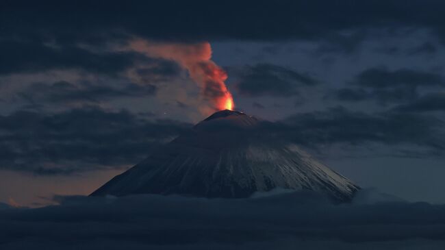 Извержение вулканов Крашенинникова и Ключевская Сопка на Камчатке