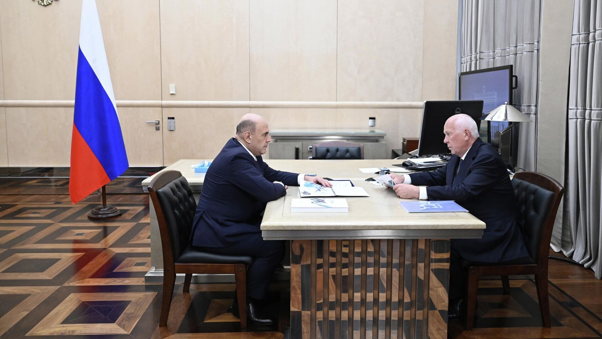 Председатель правительства РФ Михаил Мишустин и генеральный директор государственной корпорации Ростех Сергей Чемезов во время встречи. 5 августа 2025 - РИА Новости, 1920, 05.08.2025