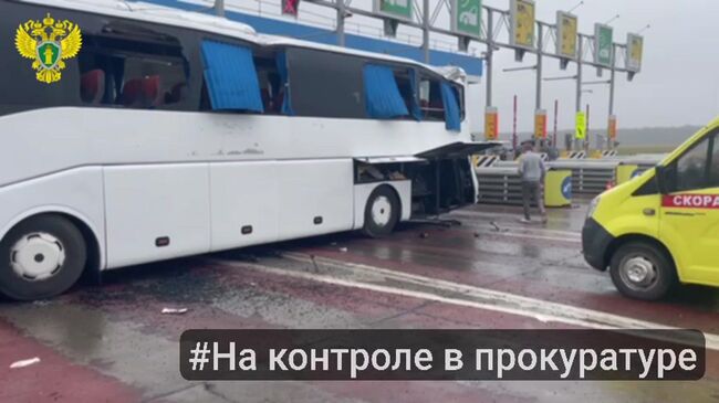 Врезавшийся в ПВП под Тулой автобус, где пострадали 30 человек