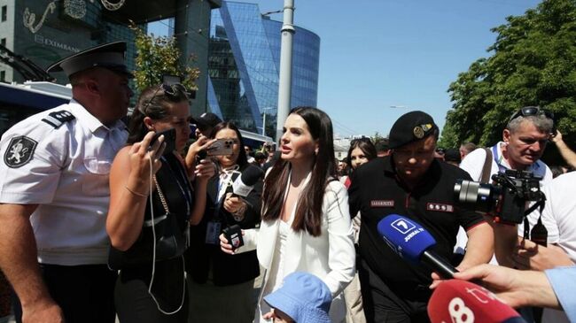 Глава Гагаузии Евгения Гуцул у здания суда в Кишиневе