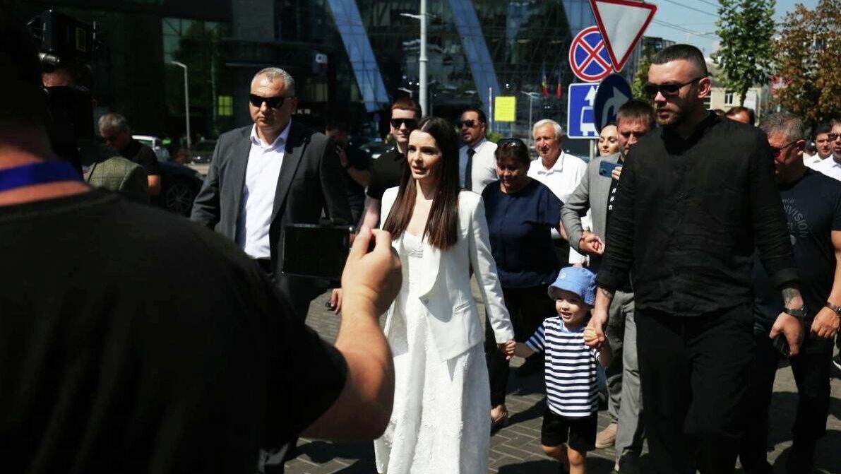 Глава Гагаузии Евгения Гуцул у здания суда в Кишиневе - РИА Новости, 1920, 05.08.2025