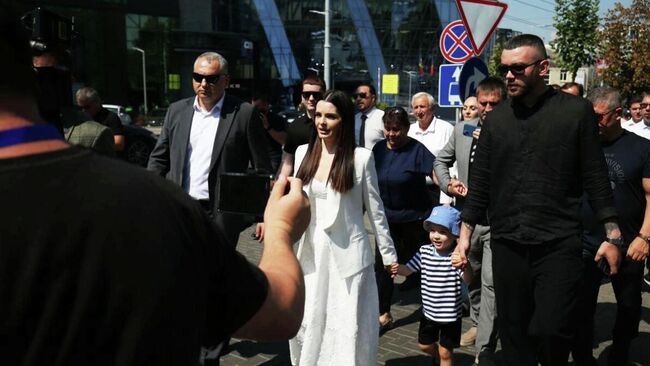 Глава Гагаузии Евгения Гуцул у здания суда в Кишиневе