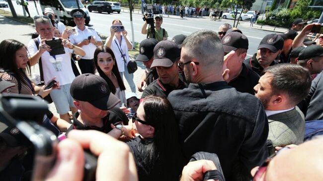 Глава Гагаузии Евгения Гуцул у здания суда в Кишиневе