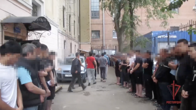 Мигранты-нелегалы, задержанные во время профилактического рейда в Москве 
