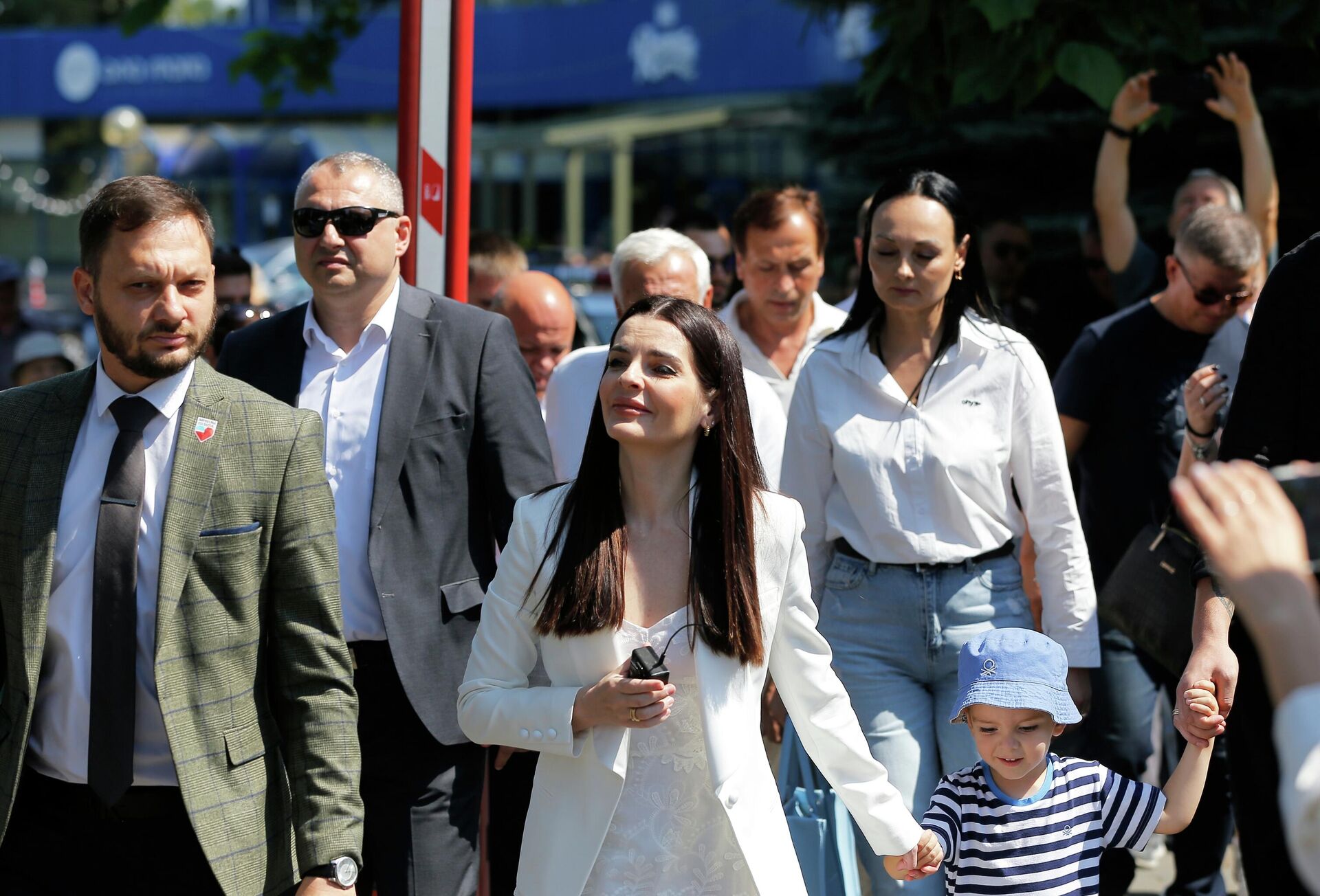 Глава Гагаузии Евгения Гуцул с сыном у здания суда в Кишиневе Глава Гагаузии Евгения Гуцул с сыном у здания суда в Кишиневе - РИА Новости, 1920, 05.08.2025