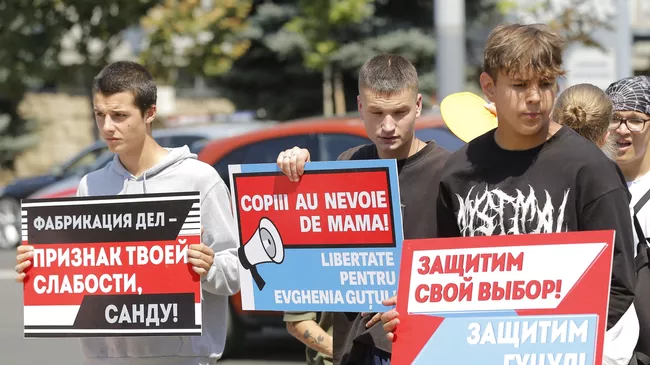 Сторонники главы Гагаузии Евгении Гуцул у здания суда в Кишиневе