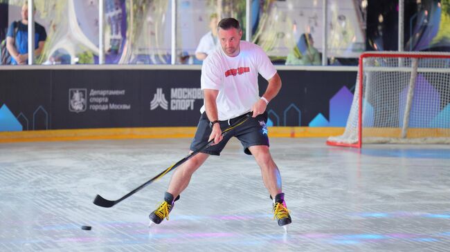 В Москве открылась первая открытая площадка с искусственным льдом, работающая летом