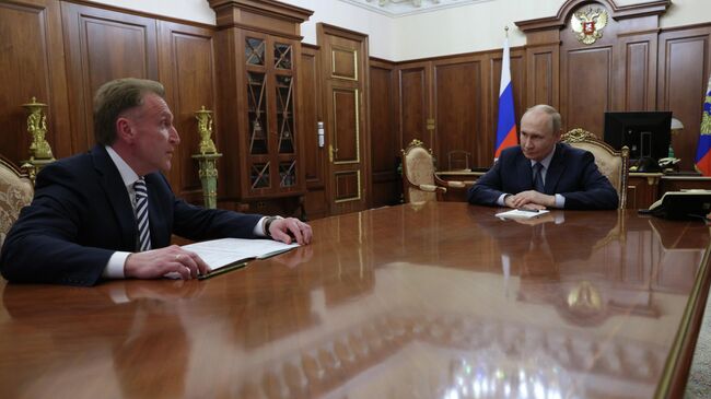 Президент РФ Владимир Путин и председатель государственной корпорации развития ВЭБ.РФ Игорь Шувалов во время встречи Президент РФ Владимир Путин и председатель государственной корпорации развития ВЭБ.РФ Игорь Шувалов во время встречи