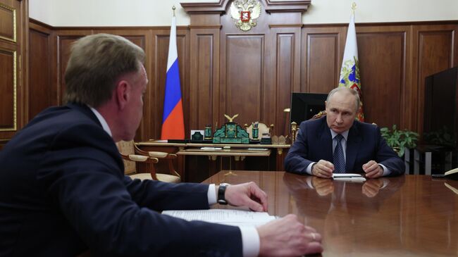 Президент РФ Владимир Путин и председатель государственной корпорации развития ВЭБ.РФ Игорь Шувалов во время встречи