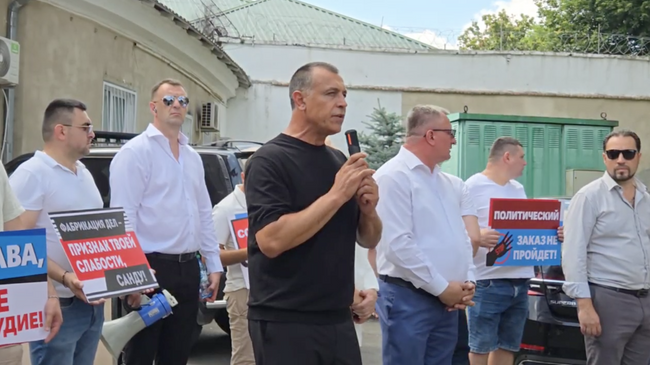 Сторонники главы Гагаузии Евгении Гуцул проводят пикет у СИЗО в Кишиневе