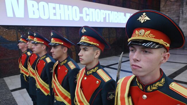 Военнослужащие роты почетного караула на торжественной церемонии открытия IV Военно-спортивных игр вооруженных сил стран СНГ в Музее Победы в Москве