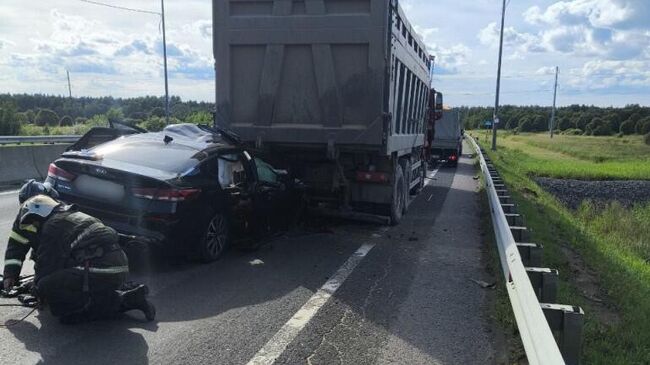 На месте ДТП с грузовым и легковым автомобилями в Кингисеппском районе Ленинградской области