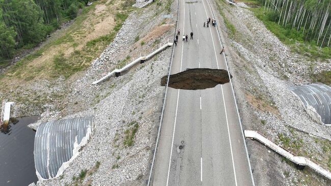 Провал на федеральной автомобильной дороге А-360 Лена в Тындинском районе Амурской области