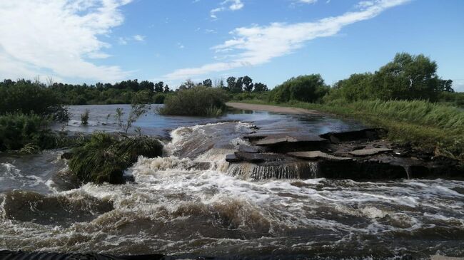 Размытая из-за дождей дорога в Амурской области