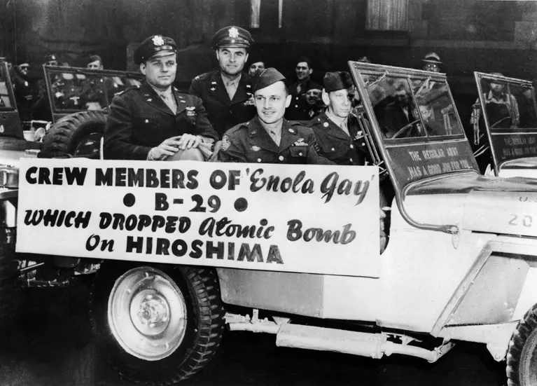 Экипаж бомбардировщика ENOLA GAY B-29 с пилотом Полом Тиббетсом, сбросившим атомную бомбу на Хиросиму
