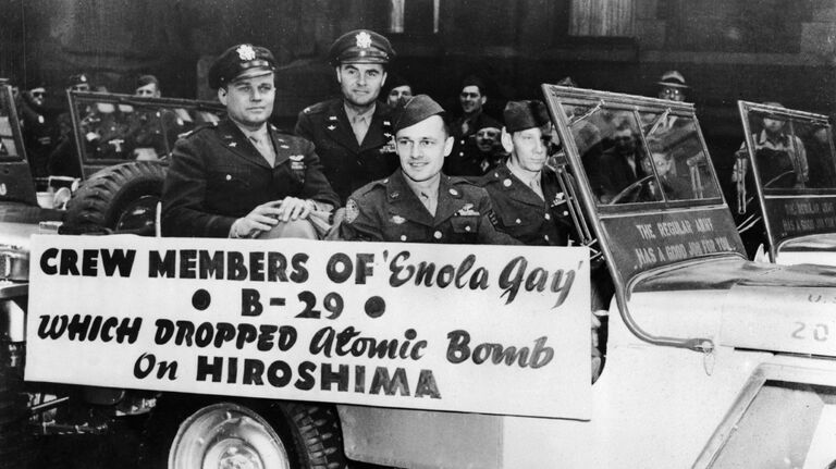 Экипаж бомбардировщика ENOLA GAY B-29 с пилотом Полом Тиббетсом, сбросившим атомную бомбу на Хиросиму
