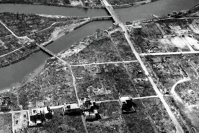 Вид на эпицентр взрыва в Хиросиме осенью 1945 года